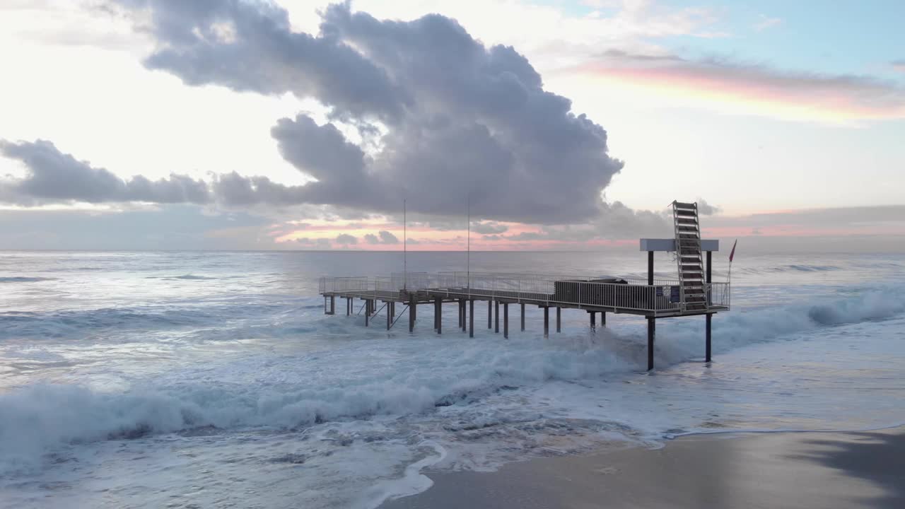 巨大的海浪冲击着空荡荡的码头。海洋风暴。美丽的海景景观。激起白色泡沫的巨浪。自然美视频素材