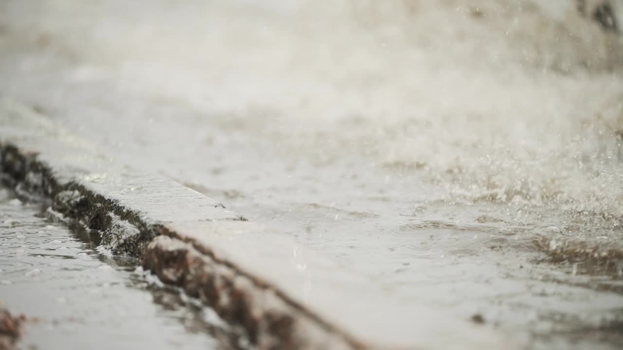 大雨过后街道被淹。气候变化。全球变暖。视频素材