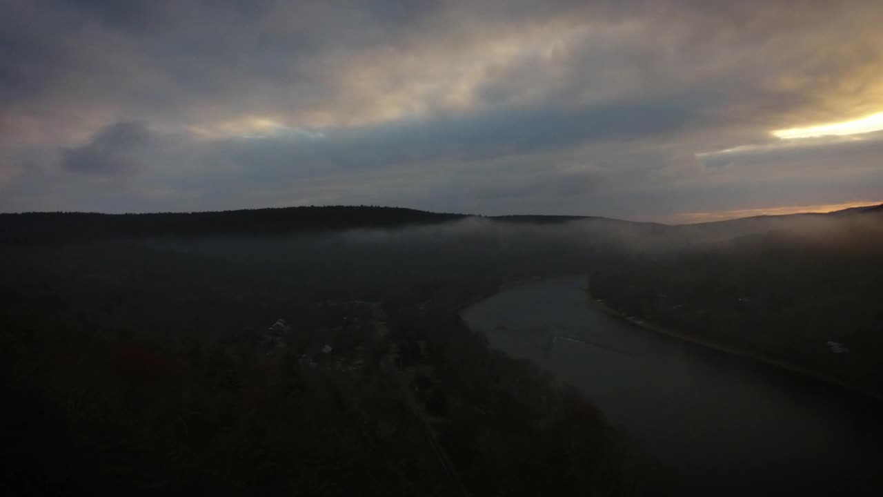 黎明在河流和山脉之上视频素材