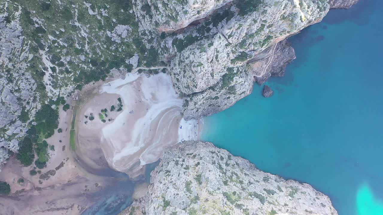 马略卡岛的天堂海滩和萨卡洛布拉湾。在德拉蒙塔纳山脉的中心视频素材