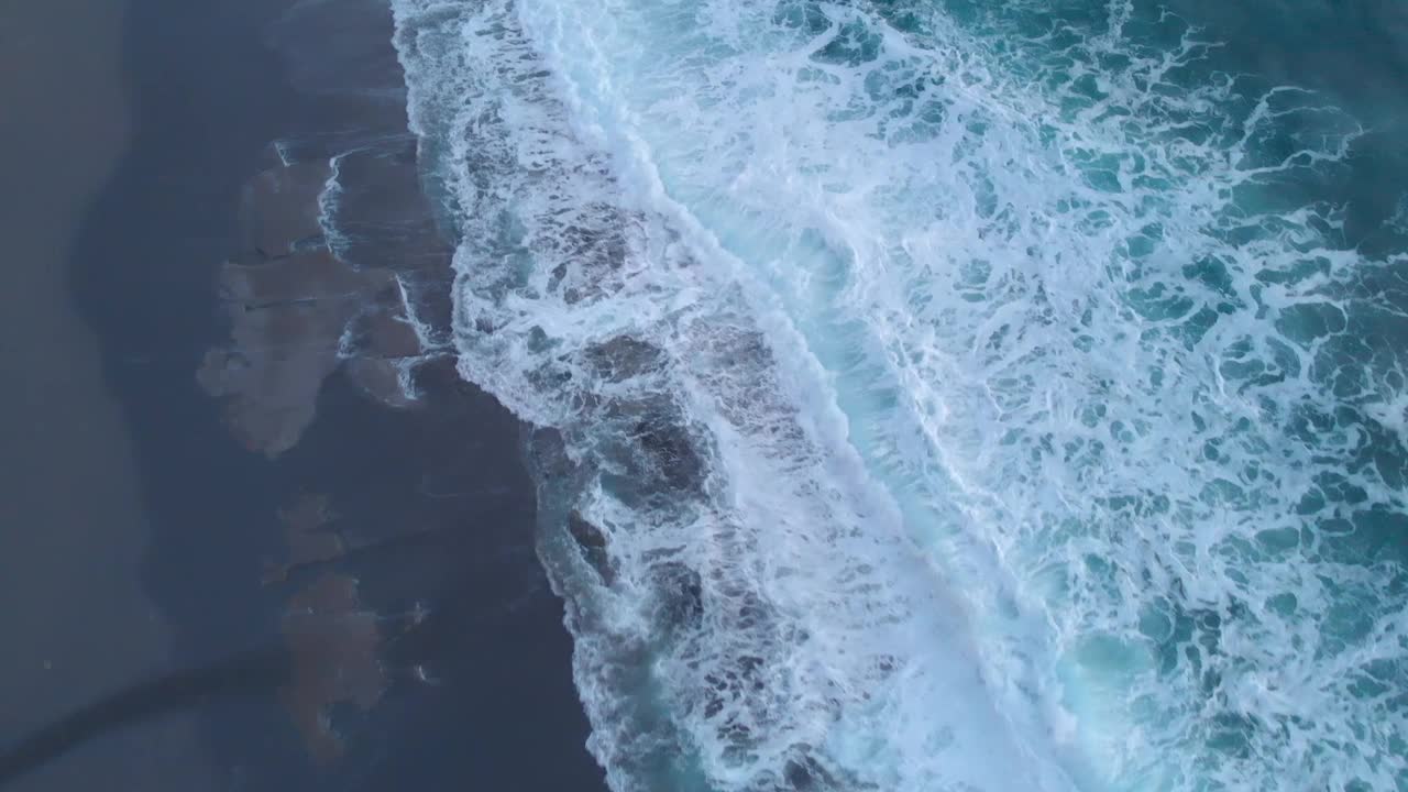 波涛汹涌的大海，巨浪汹涌。白色的浪花拍打着海岸。巨浪冲击着空荡荡的码头和海滩。神奇的海景视频素材