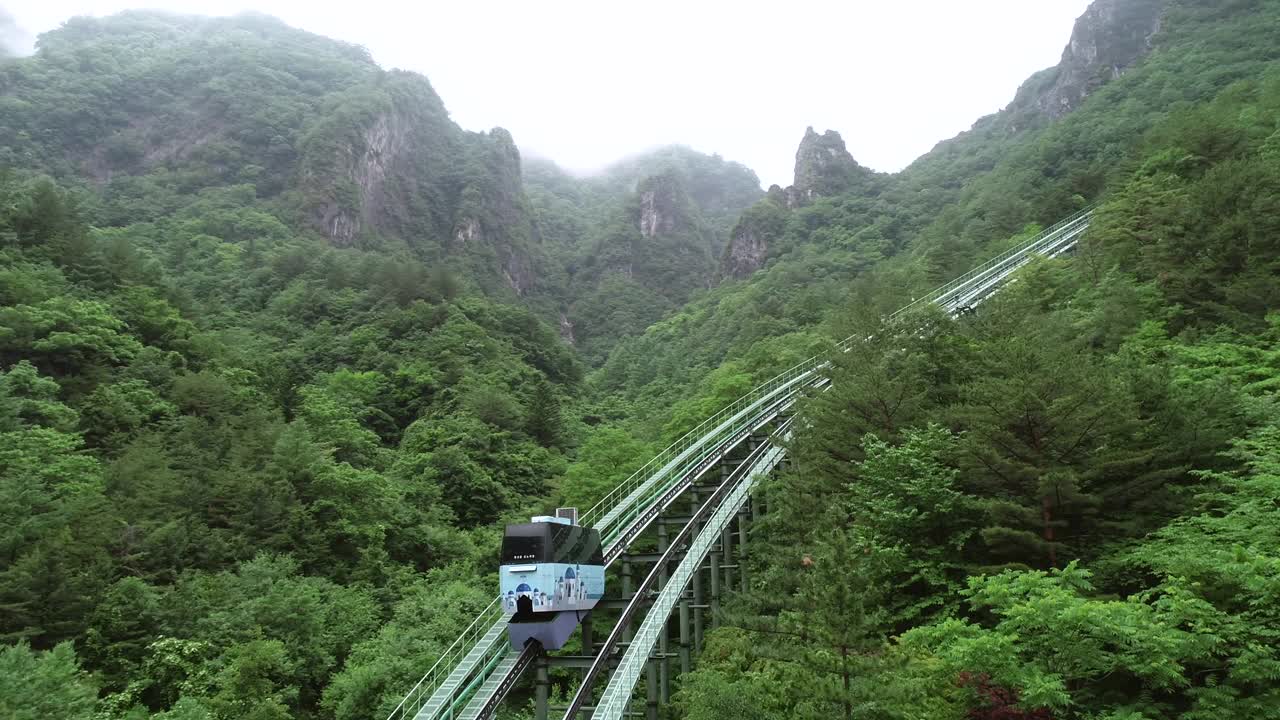 雾中进入德昌山的单轨铁路。/江原道三陟市视频素材