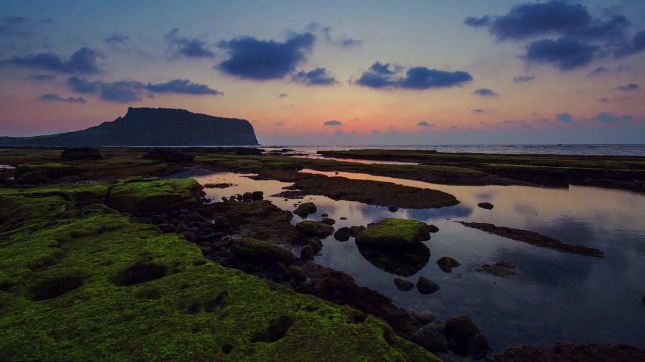 韩国济州岛城山郡/西归浦市的城山日哲峰凝土锥上的日出视频素材