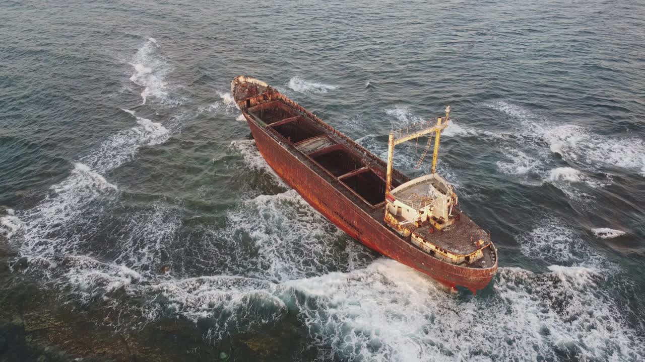 一艘货船在塞浦路斯海岸失事视频素材
