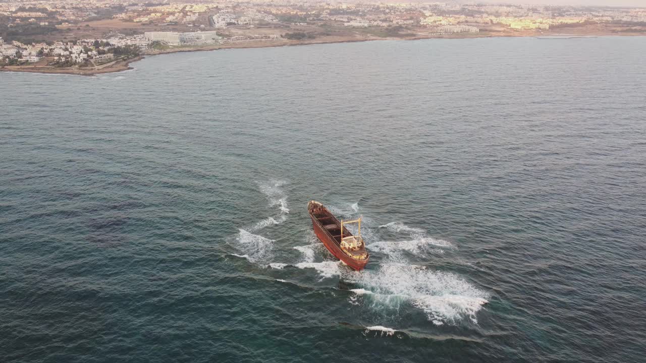 一艘货船在塞浦路斯海岸失事视频素材