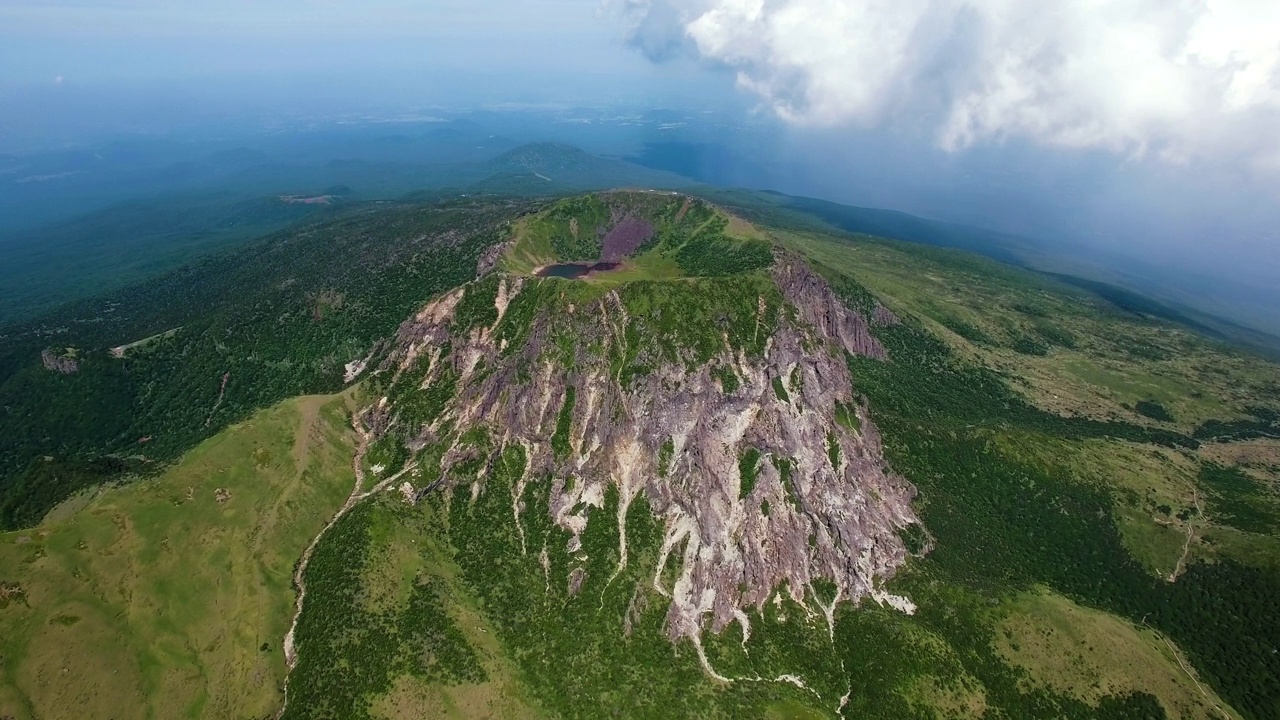 韩国Hallasan / Jeju-do的Baengnokdam火山口湖视频素材