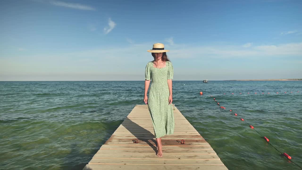 慢镜头的女人在海滩上享受大海。考虑海洋。浅棕色头发的女孩视频素材