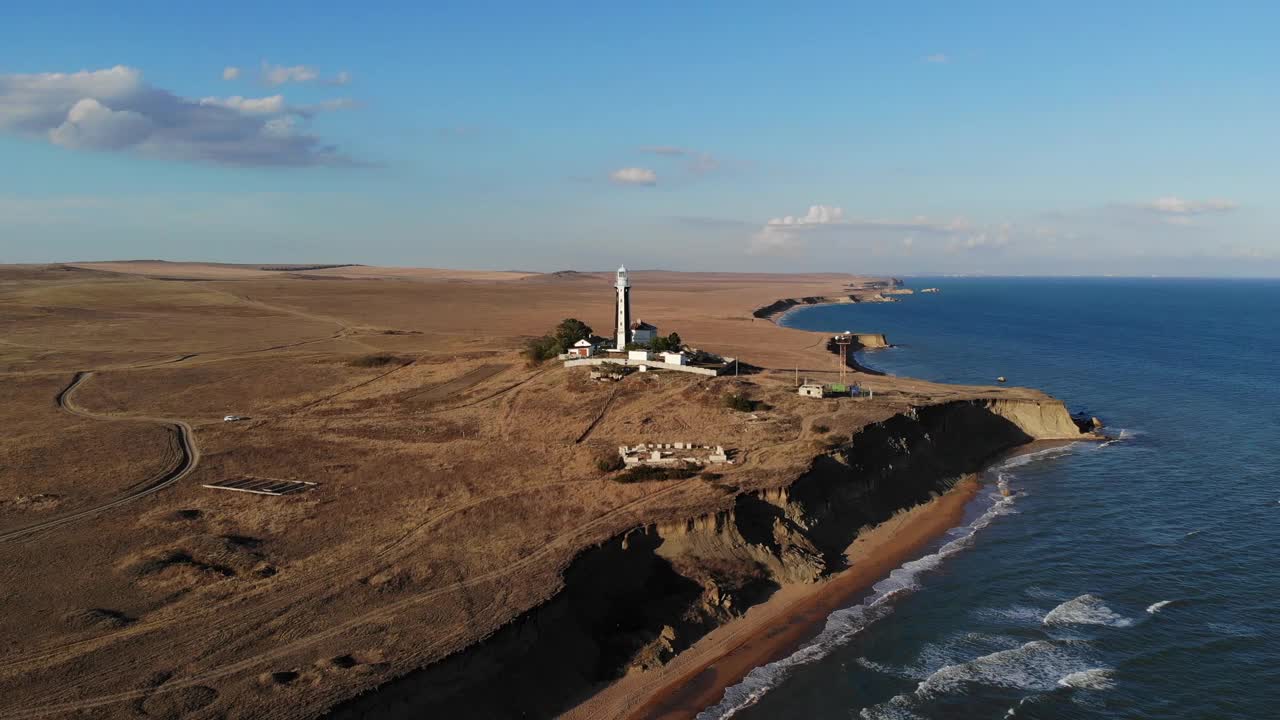 海岸灯塔的鸟瞰图矗立在海岸或海洋上。特殊用途的历史建筑视频素材