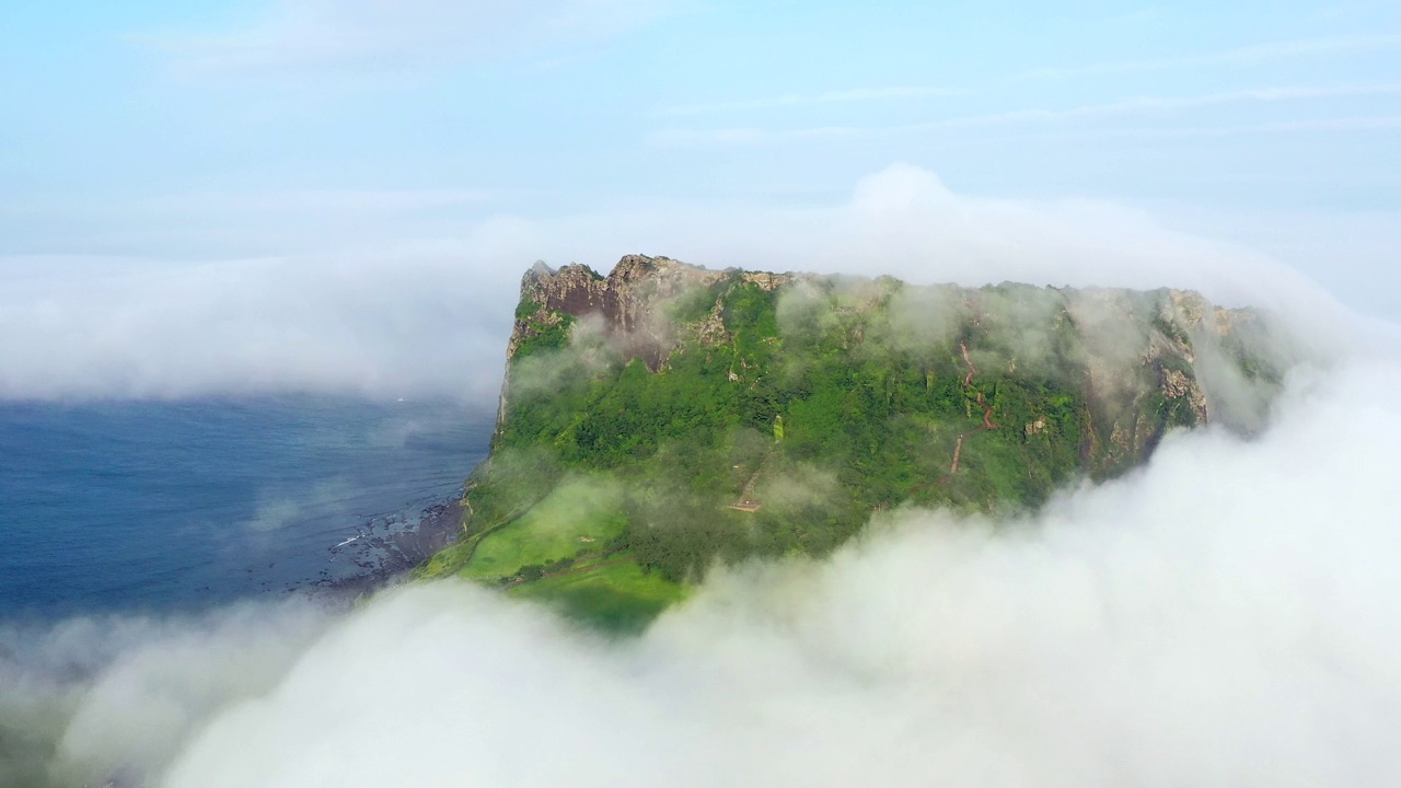 韩国济州城山郡西归浦市多云天气的城山一赤峰凝土锥的早晨景色视频素材