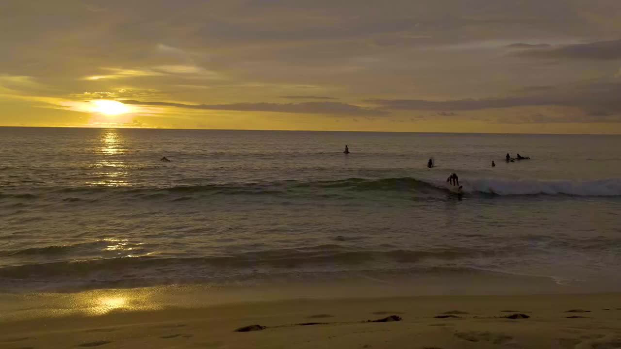 内敦海公共海滩。泰国普吉岛，普吉岛著名的冲浪胜地，日落时的内敦海滩。泰国,普吉岛视频素材