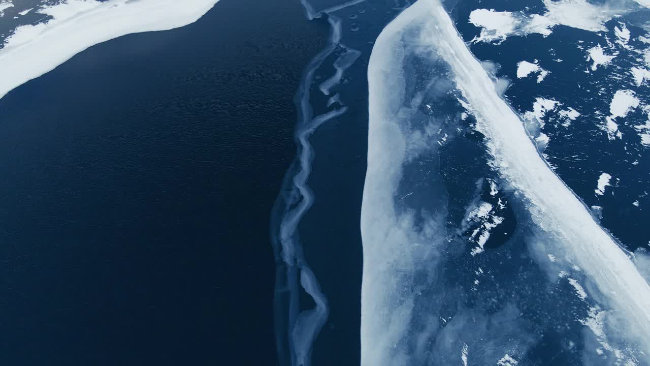 冰冻的湖面上的冰和雪靠近了。视频素材