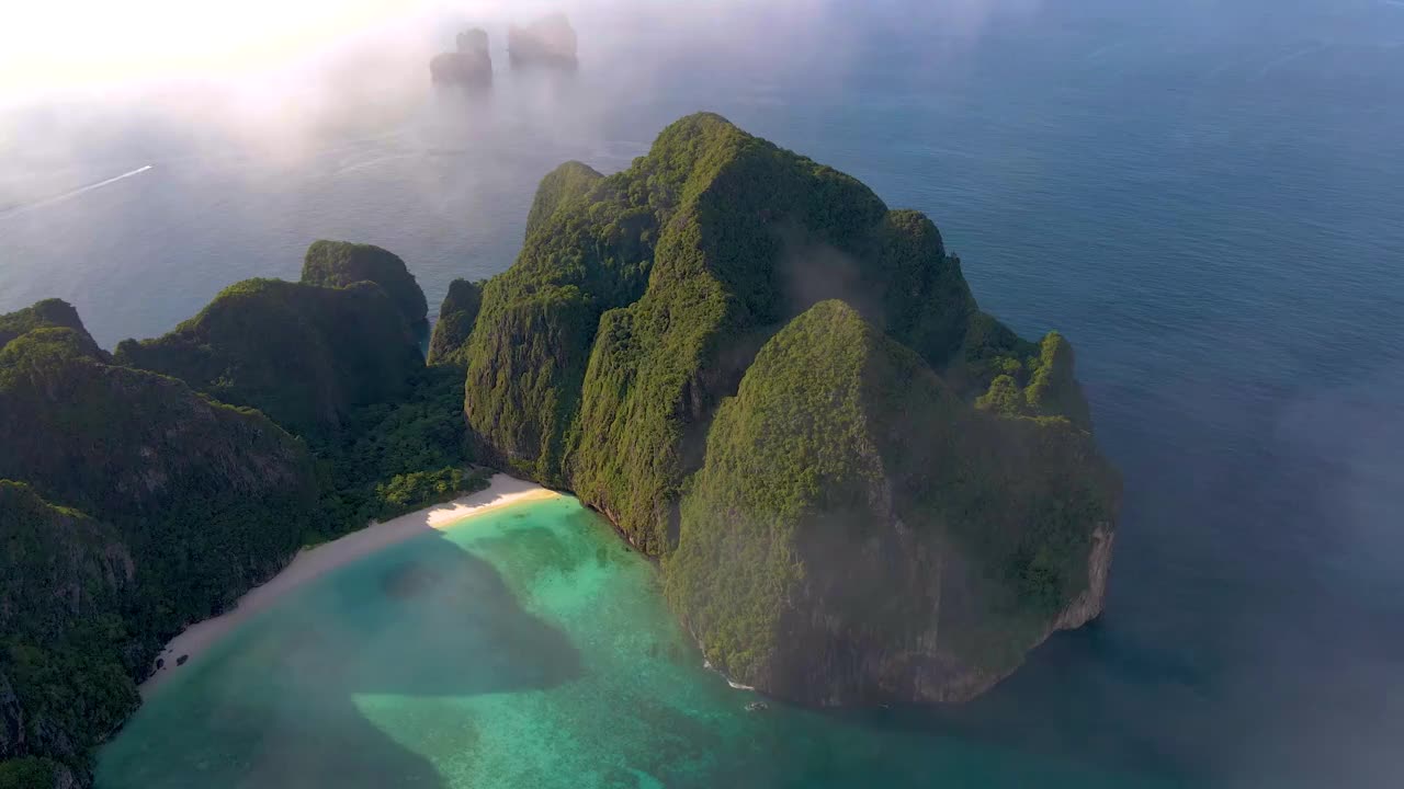 泰国甲米岛，无人机鸟瞰皮皮岛玛雅湾视频素材