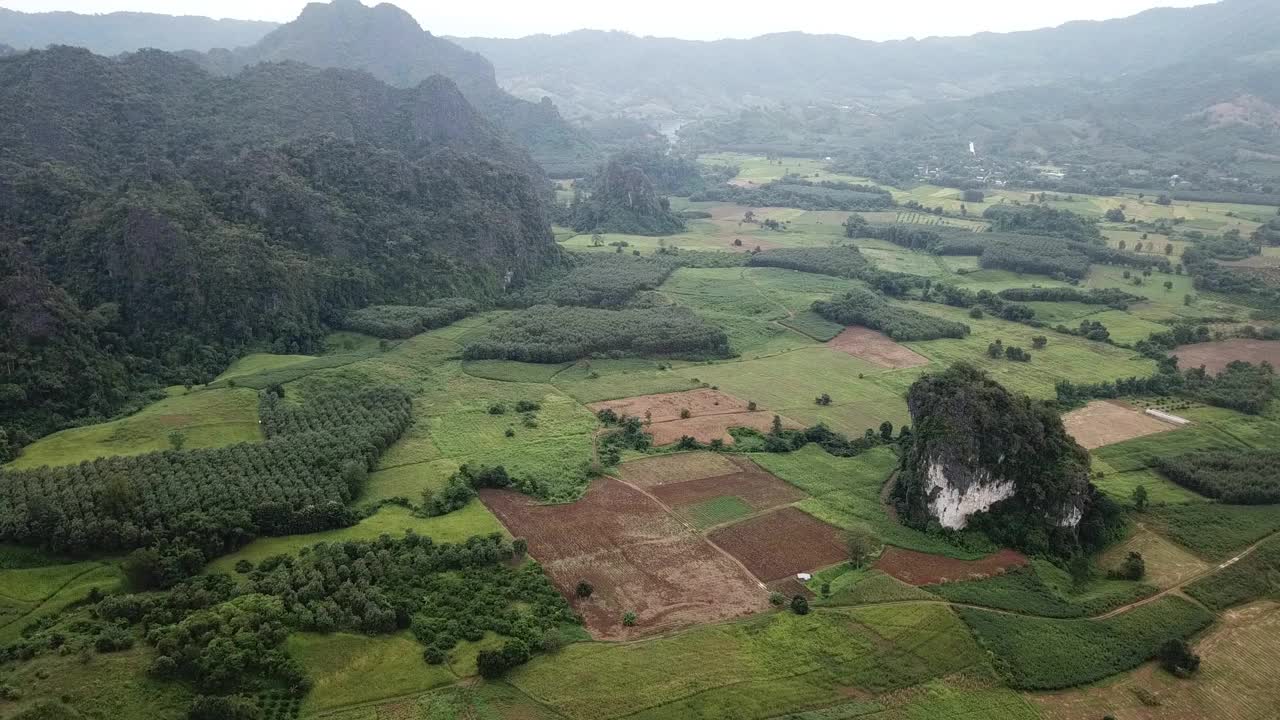 泰国Phayao省著名旅游景点Phu Lang Ka森林公园雨季景观鸟瞰图。视频素材