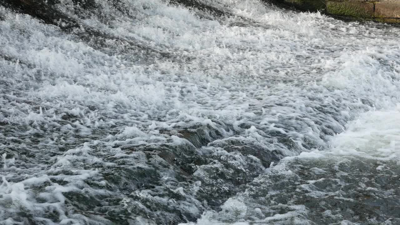 冰雪融化后的洪水。水位上升导致河水快速流动。洪水是一种自然灾害。气候变化和自然异常。有选择性的重点视频素材