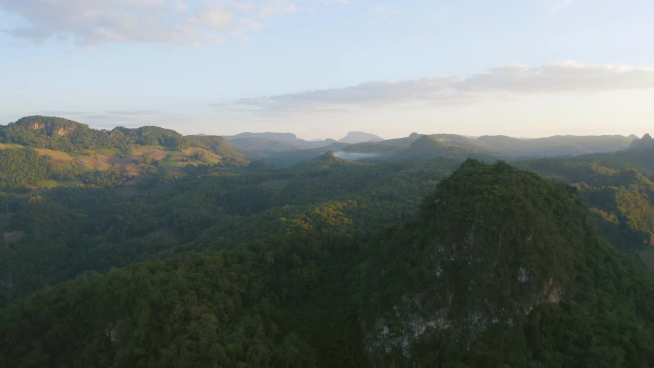 森林树木和绿色山丘的鸟瞰图。自然景观背景，泰国。视频素材