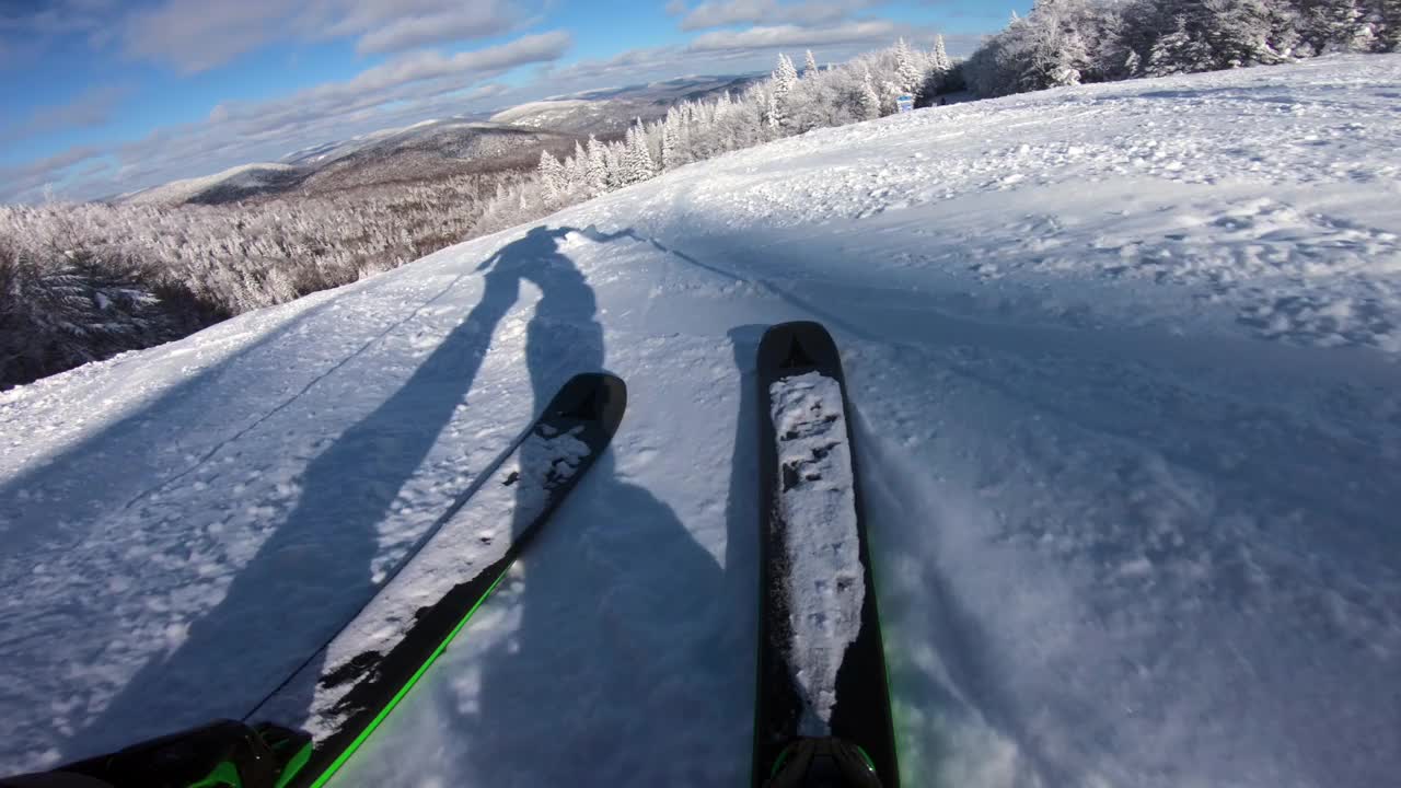 滑雪。滑雪动作相机的滑雪者在山上的雪坡上用高山滑雪下山的滑雪板的视图。男人滑雪下坡，享受滑雪的乐趣。冬季运动户外活动视频。视频素材