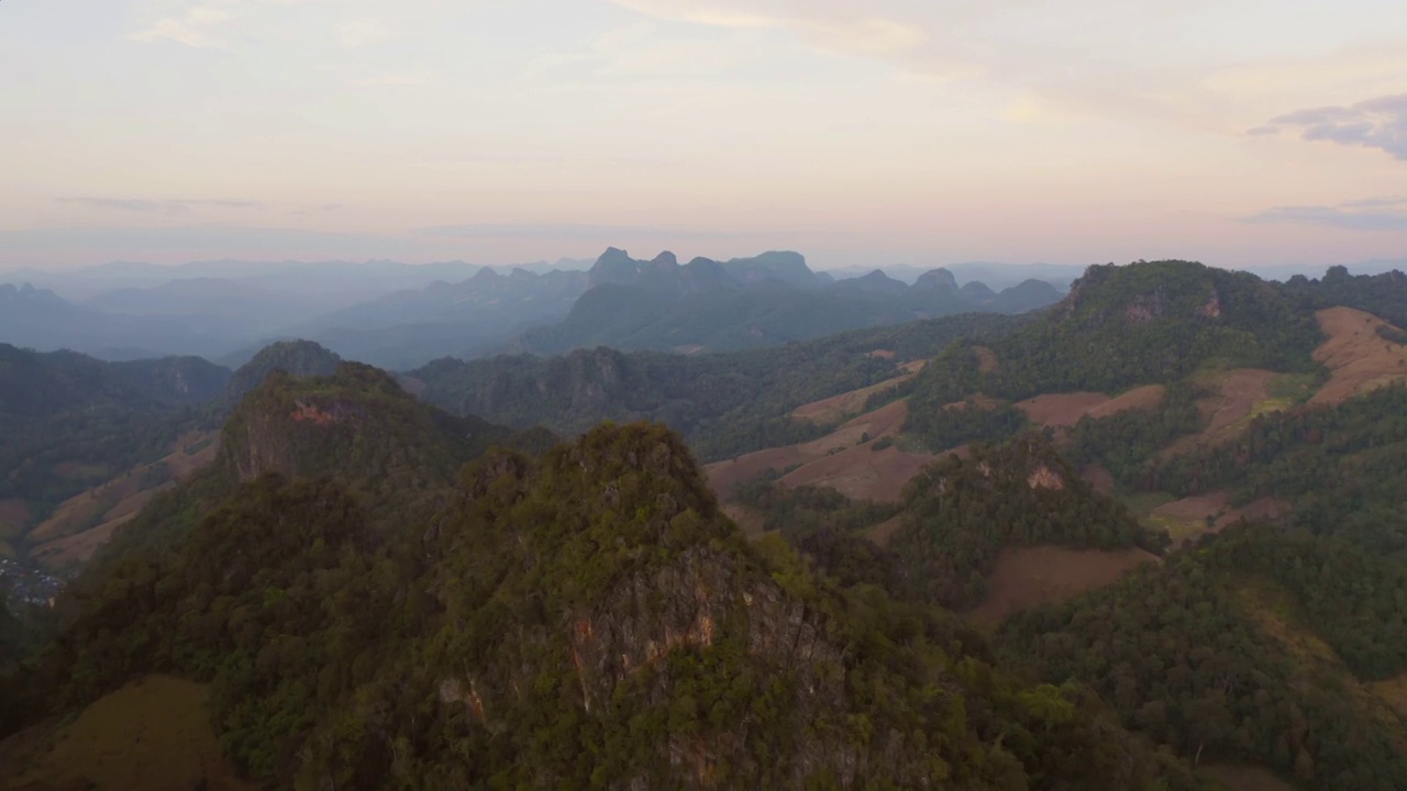 森林树木和绿色山丘的鸟瞰图。自然景观背景，泰国。视频素材