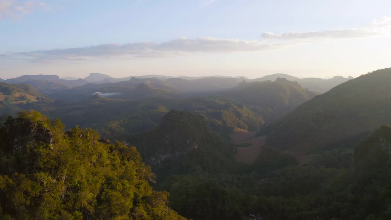 森林树木和绿色山丘的鸟瞰图。自然景观背景，泰国。视频素材