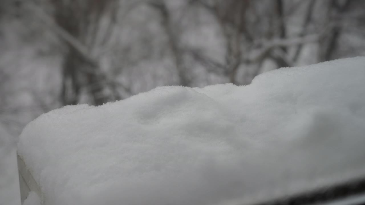 雪堆在降雪期间生长，一段时间过去了视频素材