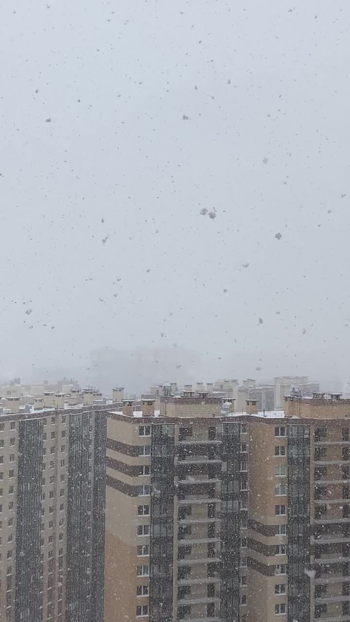 这座城市正下着雪。简单的高层住宅。视频素材