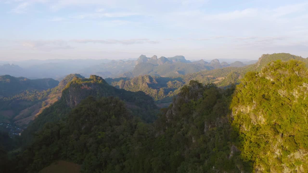 森林树木和绿色山丘的鸟瞰图。自然景观背景，泰国。视频素材