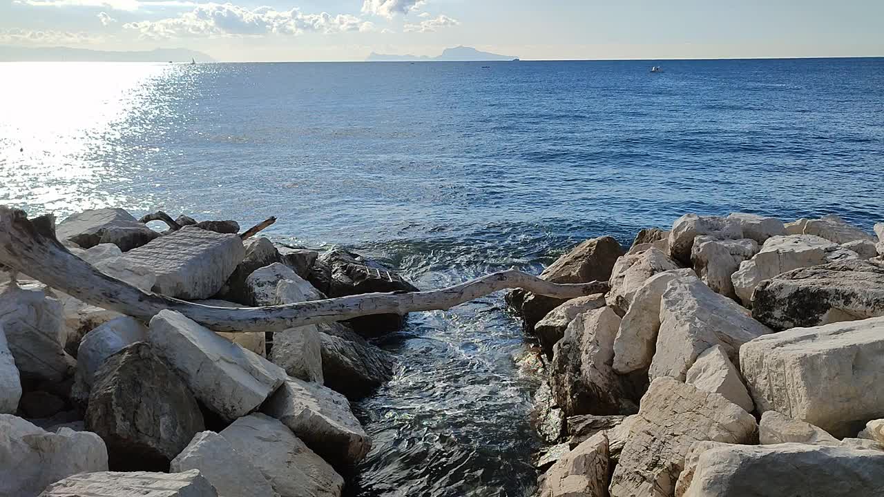 那不勒斯-悬崖，来自Lungomare Caracciolo视频素材