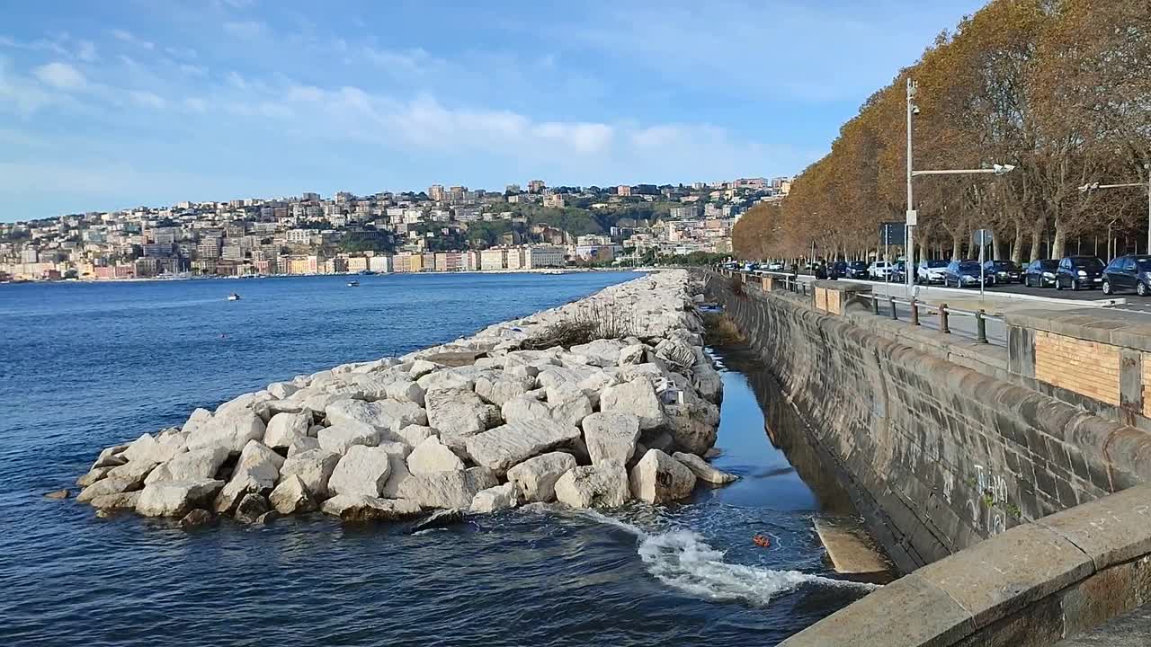 那不勒斯——从维多利亚广场的海滨俯瞰海湾的全景视频素材