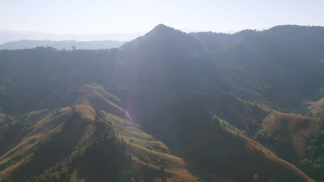 森林树木和绿色山丘的鸟瞰图。自然景观背景，泰国。视频素材