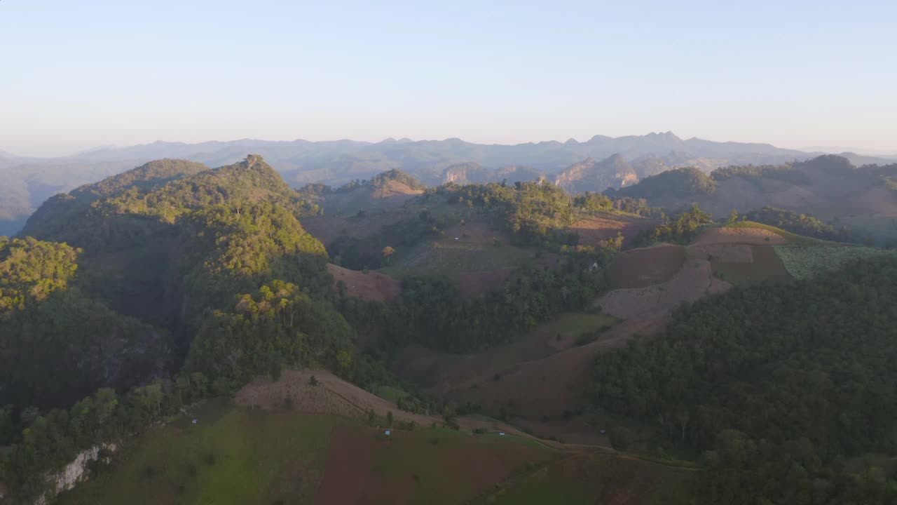 森林树木和绿色山丘的鸟瞰图。自然景观背景，泰国。视频素材