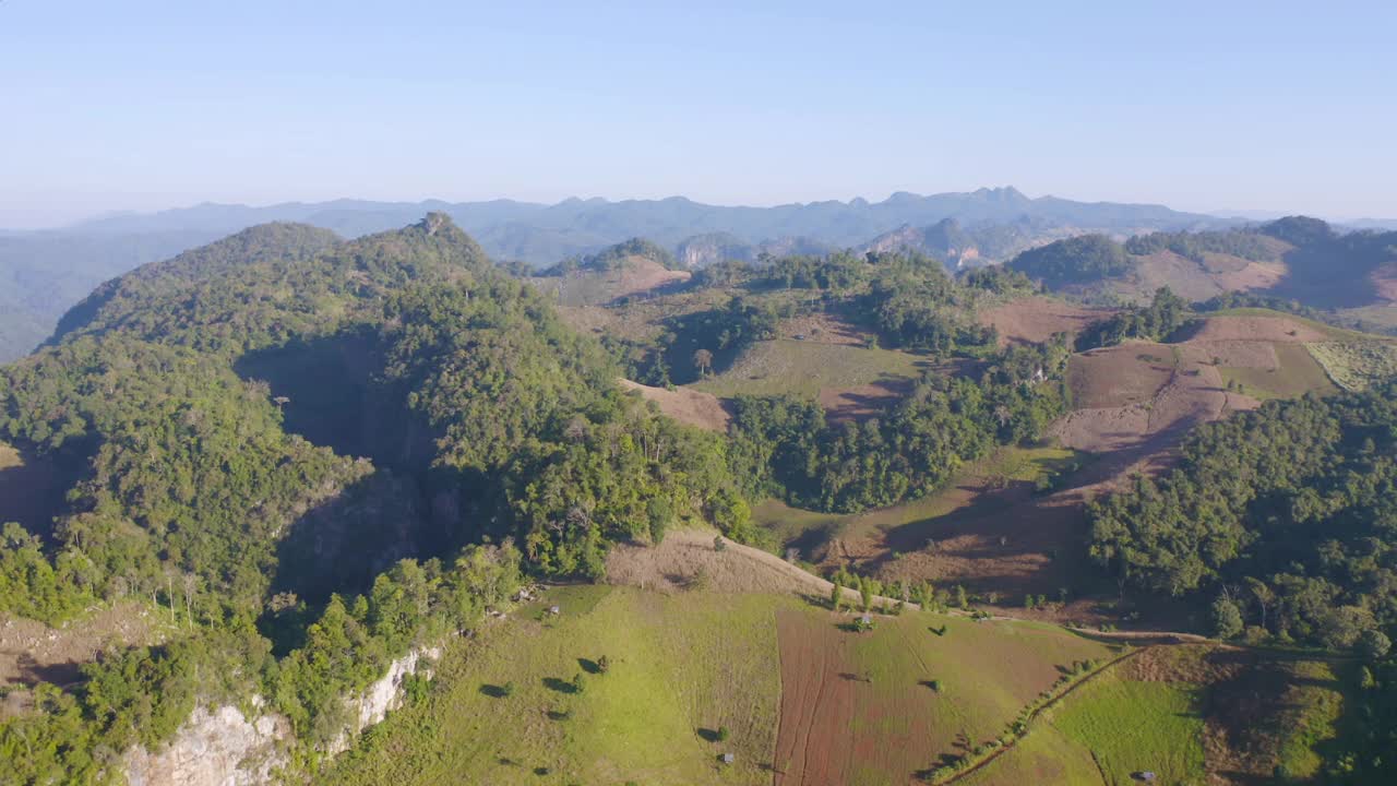 森林树木和绿色山丘的鸟瞰图。自然景观背景，泰国。视频素材