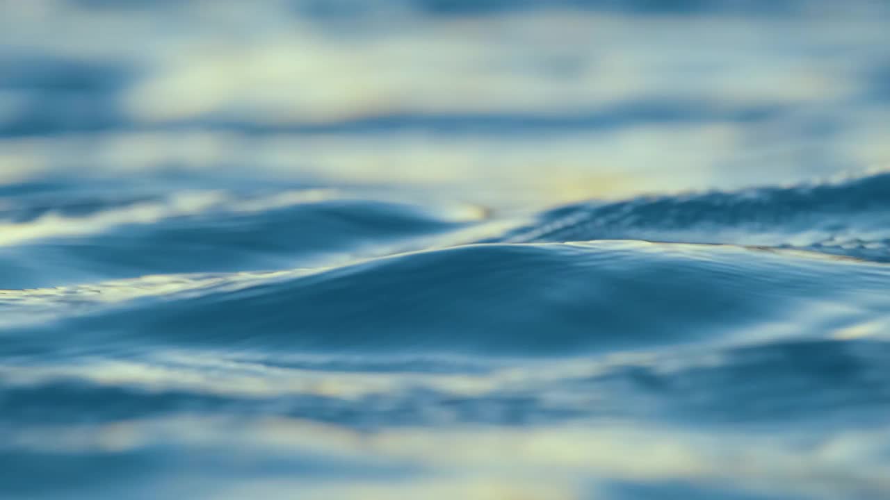 特写海景蓝色海水表面与小涟漪视频素材