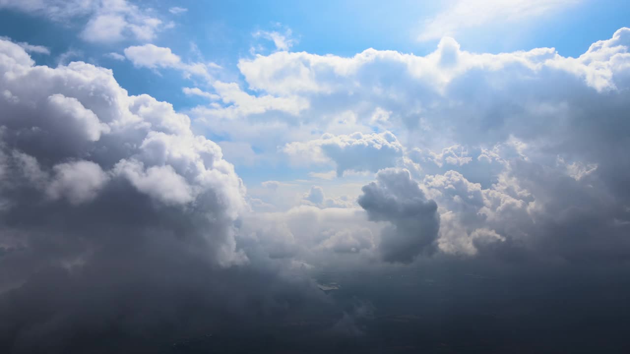 高空从飞机窗口俯瞰覆盖着白色蓬松积云的地面视频素材