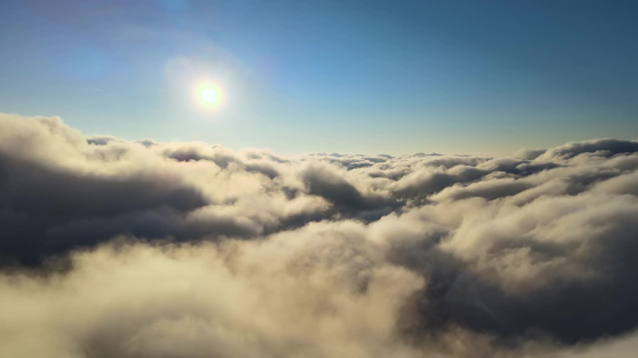 高空从飞机窗口俯瞰傍晚暴雨前形成的浓密蓬松的积云视频素材