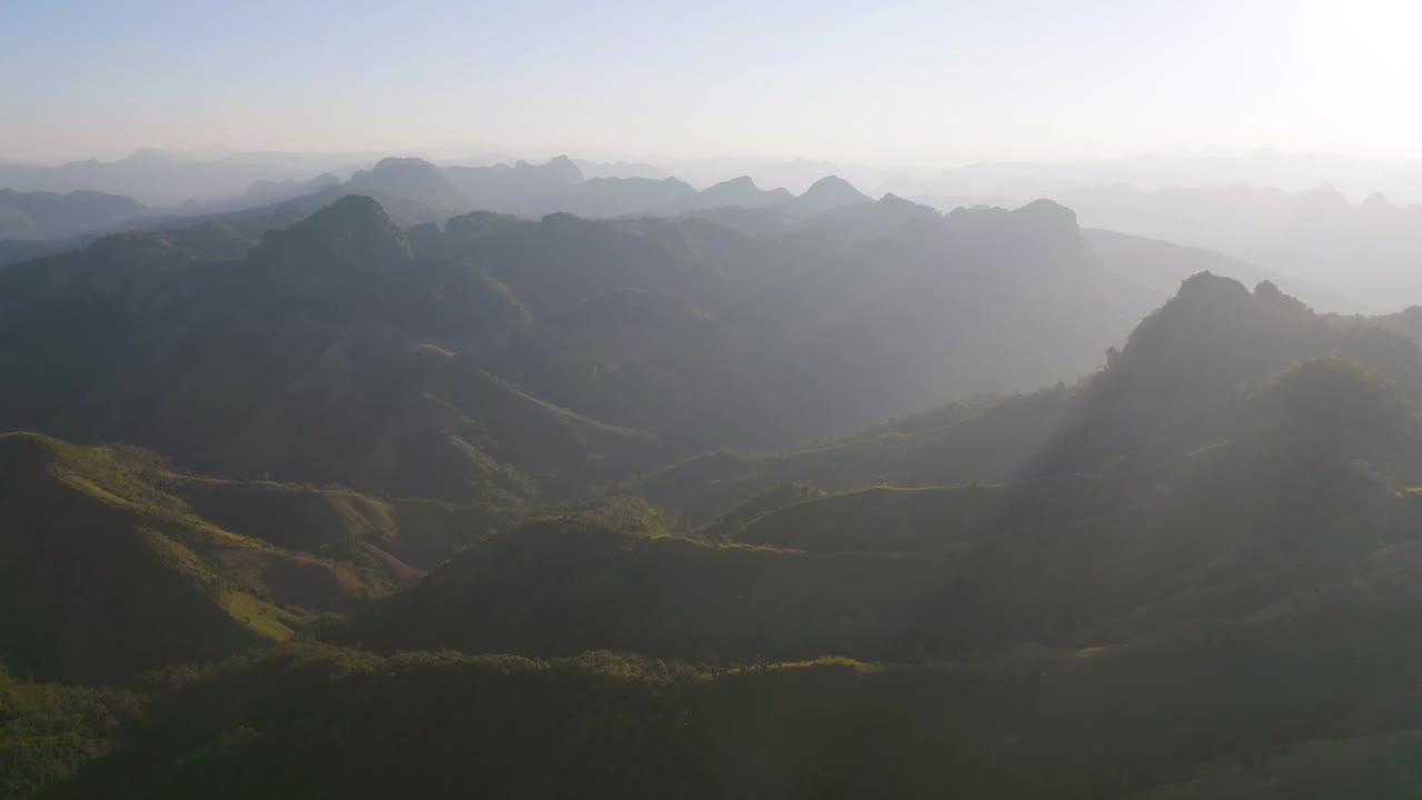 森林树木和绿色山丘的鸟瞰图。自然景观背景，泰国。视频素材