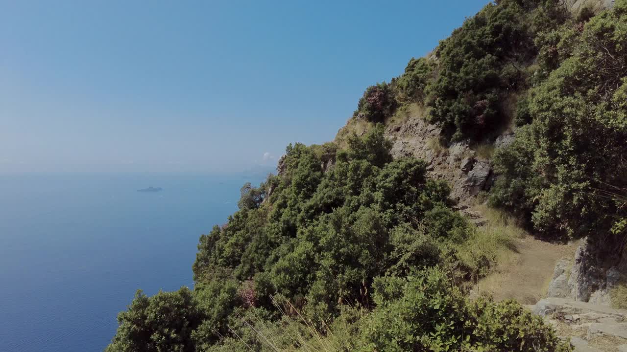 一个女人走在海边的山上视频素材