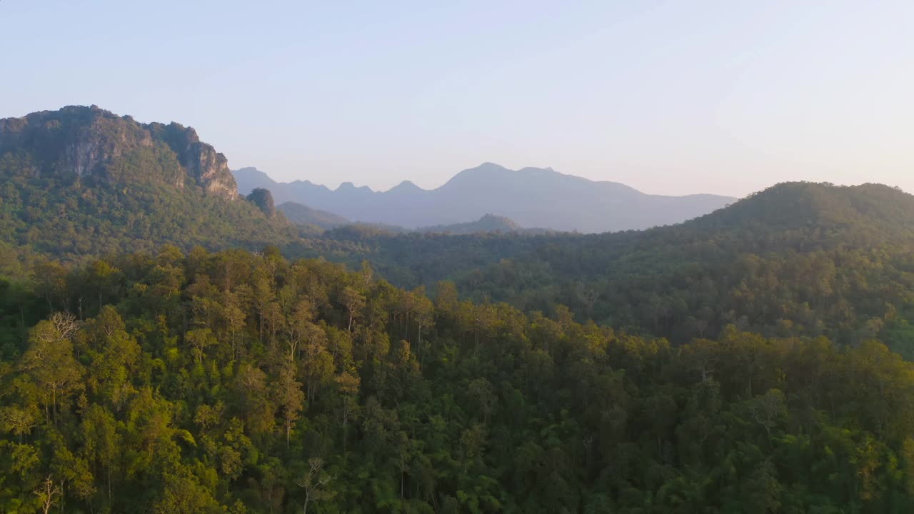 森林树木和绿色山丘的鸟瞰图。自然景观背景，泰国。视频素材