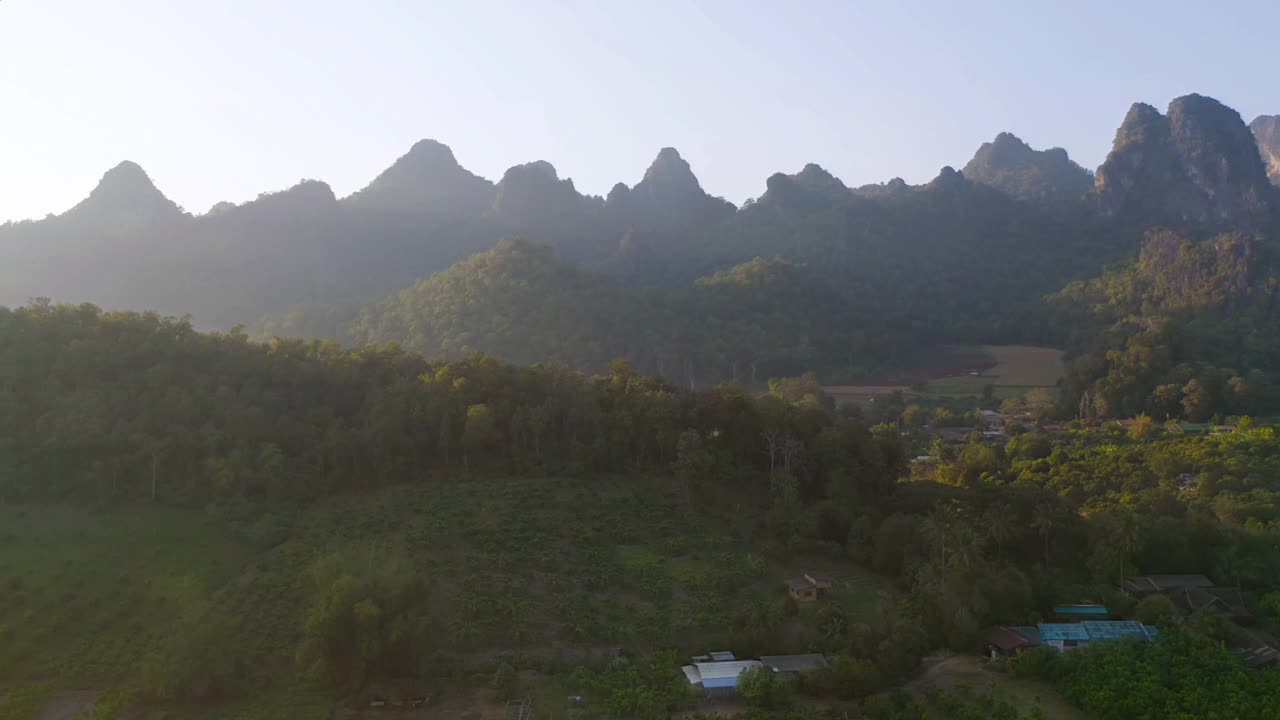 森林树木和绿色山丘的鸟瞰图。自然景观背景，泰国。视频素材