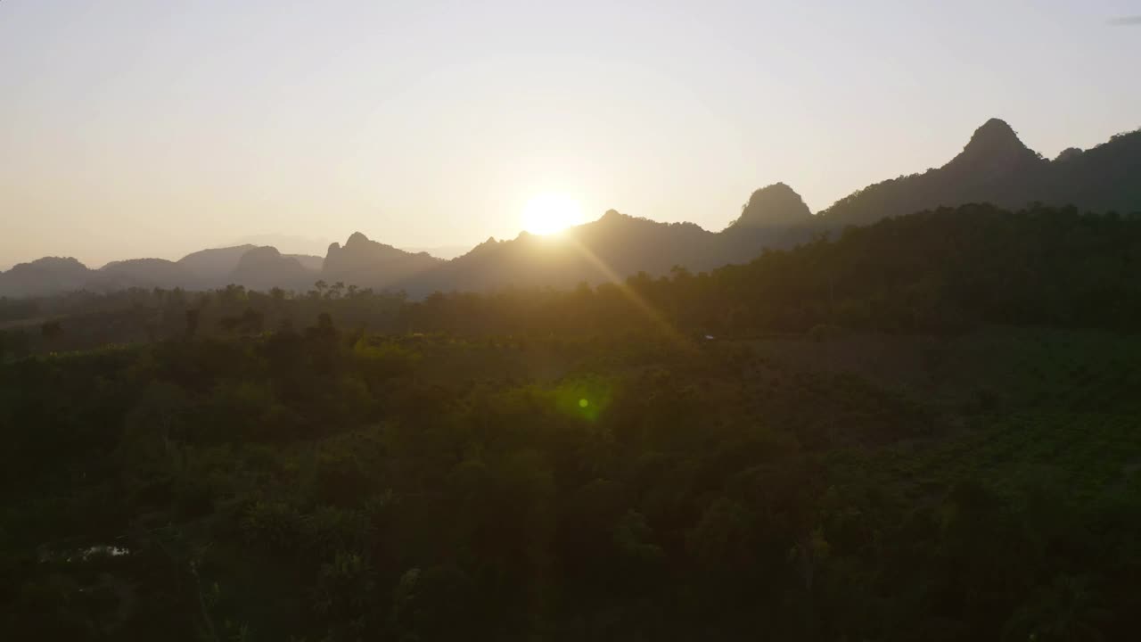 森林树木和绿色山丘的鸟瞰图。自然景观背景，泰国。视频素材