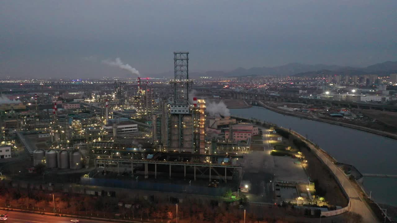 炼油厂夜景鸟瞰图视频素材