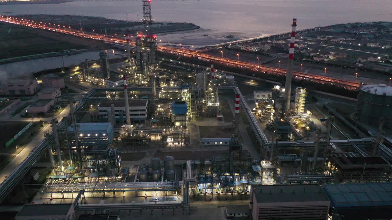 炼油厂夜景鸟瞰图视频素材