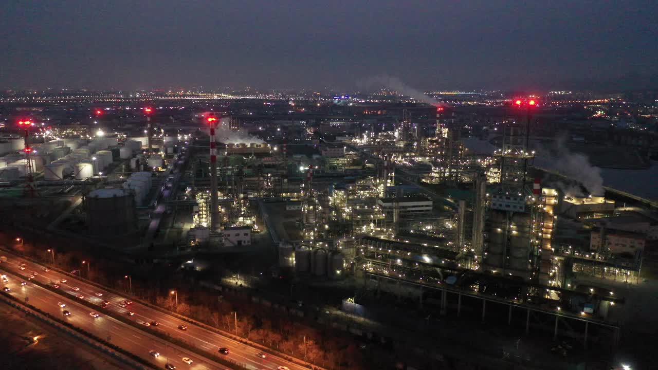 炼油厂夜景鸟瞰图视频素材