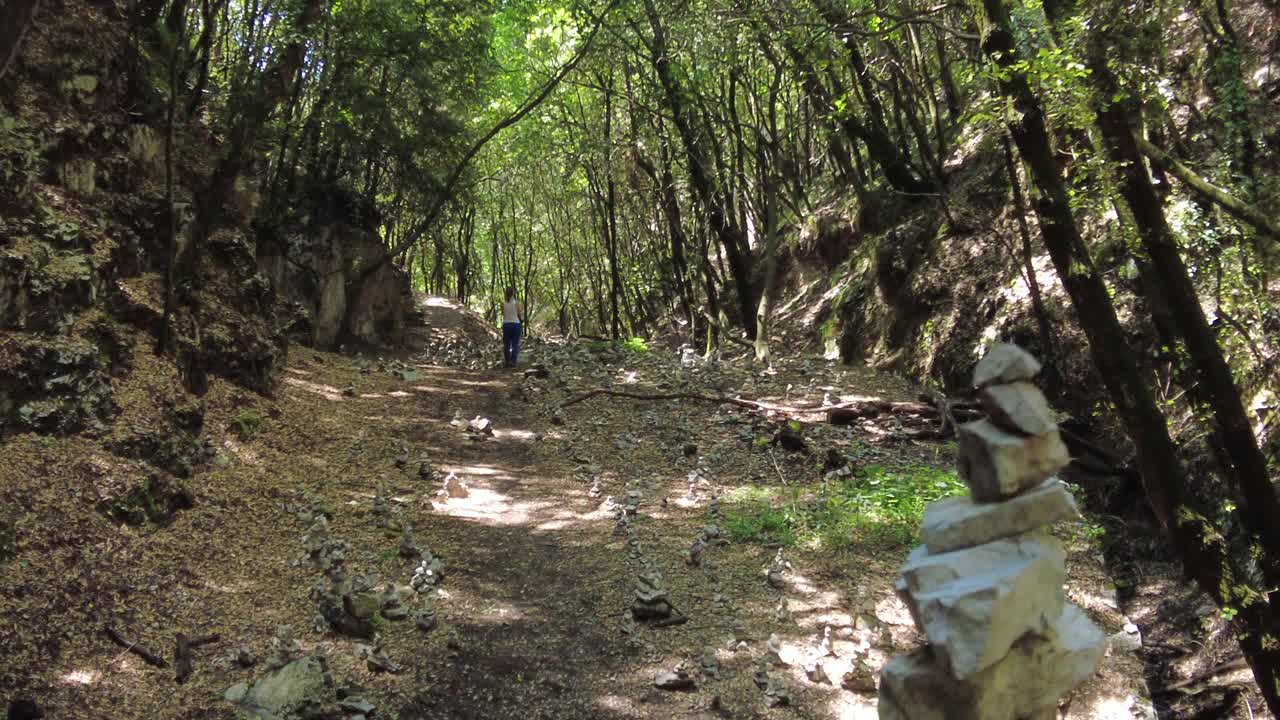 一个女人走在山林里视频素材