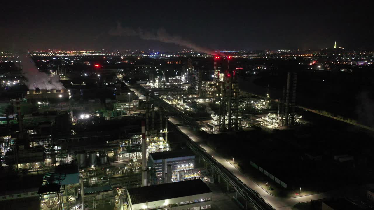 炼油厂夜景鸟瞰图视频素材