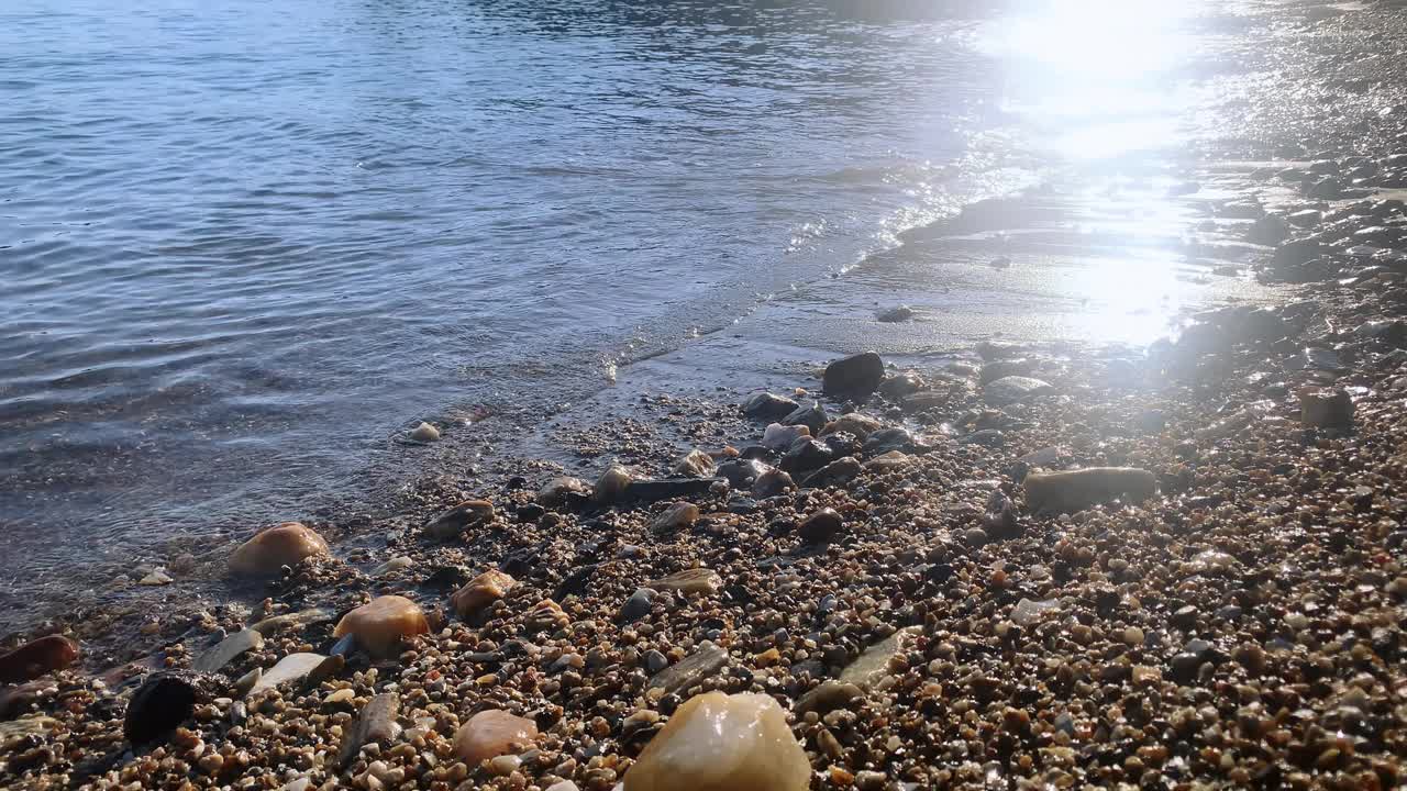 海滩上落日的余晖视频素材