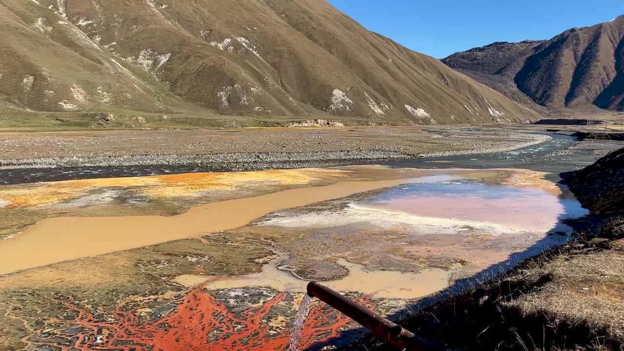 含铁矿物的橙色水从佐治亚州山区的泉水中流过石灰华梯田视频下载