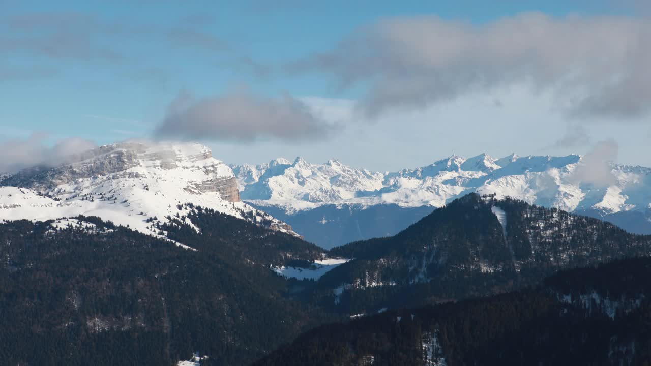 Charmant 在冬季对Col du Coq和Dent du Crolles的景色，延时视频。视频下载