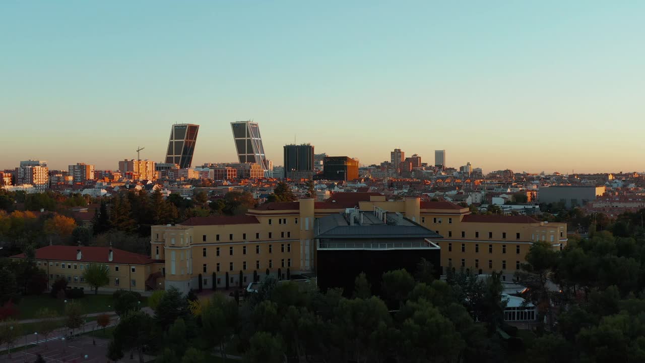 飞越历史建筑与现代扩展。夕阳照耀下的商业摩天大楼展现了城市景观视频素材