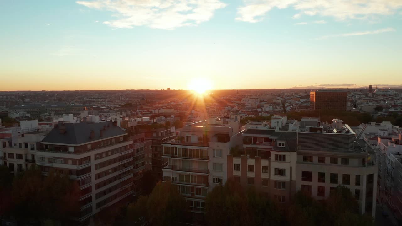 调出城市公园大型多层公寓的录像。夕阳下的城市景观视频素材