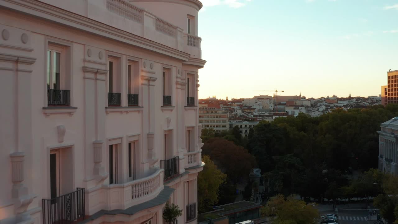 向前飞越历史宫殿。夕阳下的城市景观视频素材