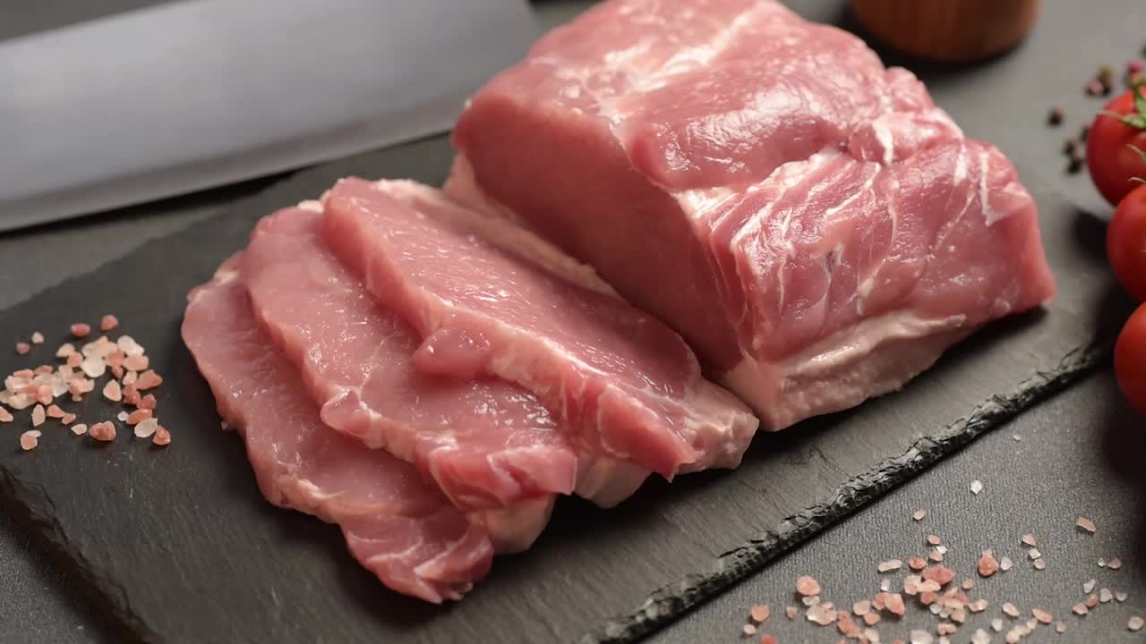 生猪肉排放在砧板上，配上香草和香料视频下载